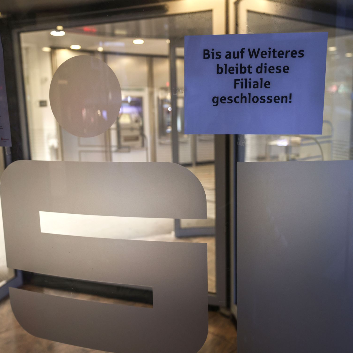 Ein Absperrband der Polizei hängt vor der Sparkasse in Gelsenkirchen-Buer. Unbekannte hatten dort Beute in Millionenhöhe gemacht. (Archivbild) - Foto: Oliver Berg/dpa