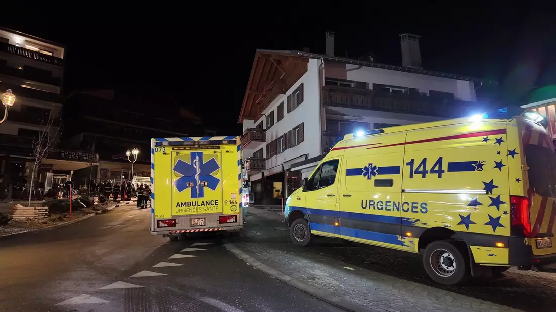 Viele Verletzte wurden in der Silvesternacht in Crans-Montana mit Rettungswagen in Kliniken gebracht.  - Bild: Kantonspolizei Wallis/dpa