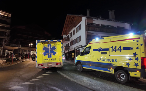 Viele Verletzte wurden in der Silvesternacht in Crans-Montana mit Rettungswagen in Kliniken gebracht.  - Foto: Kantonspolizei Wallis/dpa