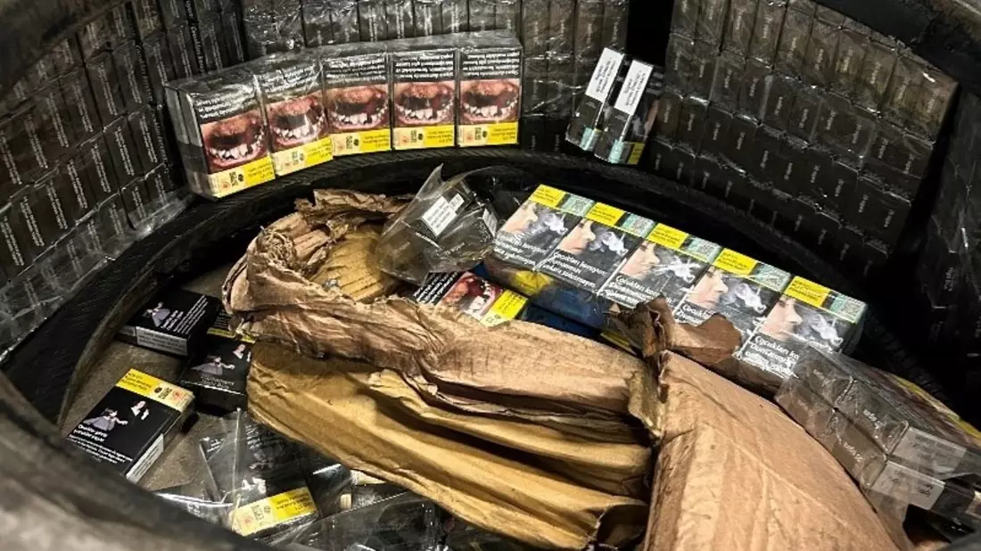 HZA-UL: Zöllner stoppen türkischen LKW mit 25.000 Schmuggelzigaretten in den Reserverädern - Bild: presseportal.de
