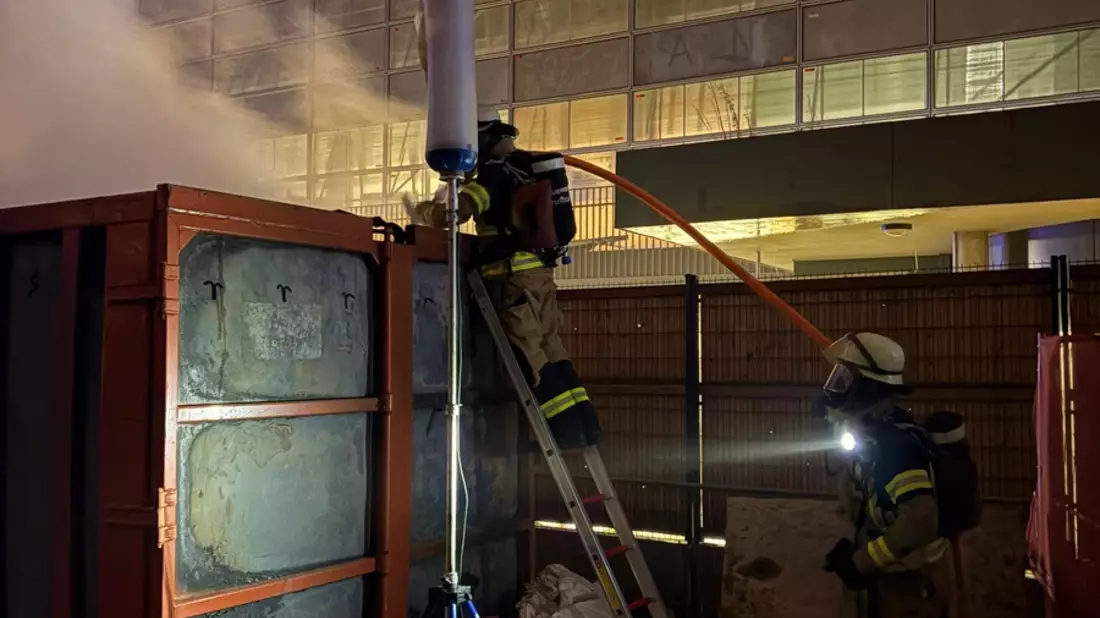 FW Stuttgart: Containerbrand im Innenhof des Klinikums Stuttgart - Bild: presseportal.de