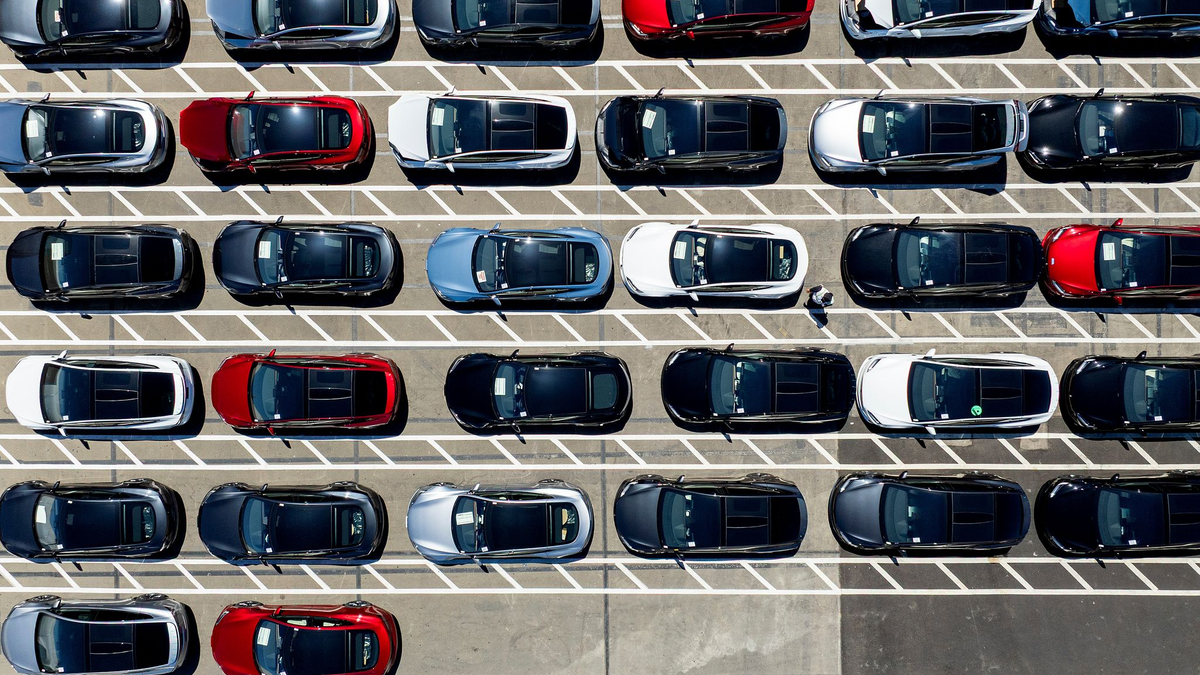Die Tesla-Auslieferungen gingen im zweiten Jahr in Folge zurück. (Archivbild) - Foto: Noah Berger/FR34727 AP/dpa