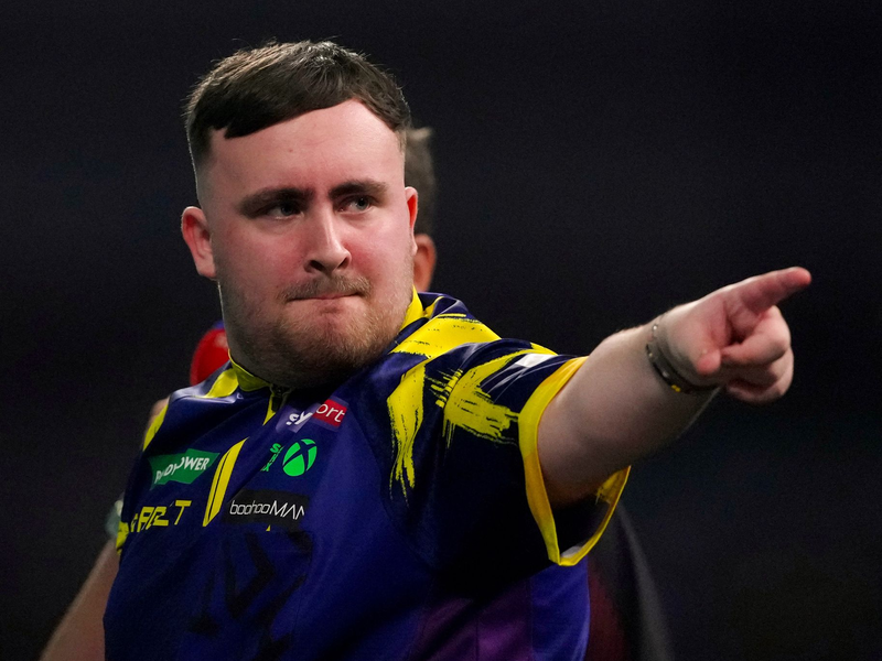 Luke Littler feiert den WM-Titel. - Foto: Dave Shopland/AP/dpa