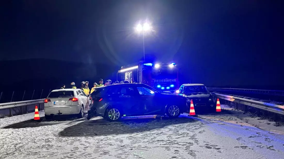 POL-PDNW: Polizeiautobahnstation Ruchheim - Plötzlicher Wintereinbruch begünstigt zwei Verkehrsunfälle zwischen insgesamt sieben Fahrzeugen mit mehreren verletzten Personen auf der A6 bei Grünstadt - Bild: presseportal.de