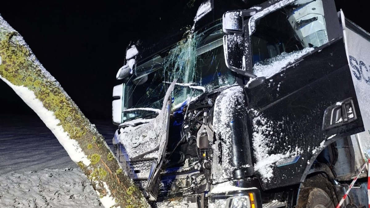 POL-STD: 12-jähriger Junge beim Abbrennen eines Böllers schwer verletzt, Neun Unfälle durch Schnee- und Eisglätte auf den Straßen im Landkreis - Foto: presseportal.de