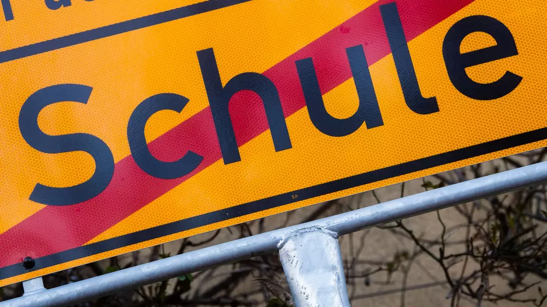 Soll ins Gefängnis, wer die Schule schwänzte? (Symbolbild) - Bild: Julian Stratenschulte/dpa