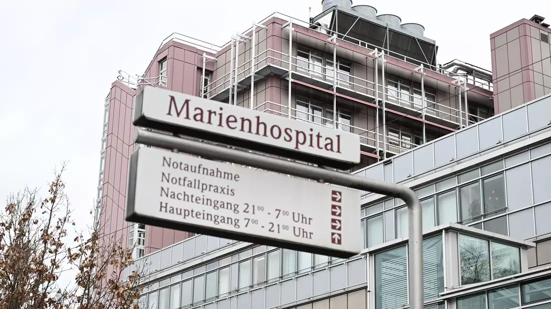 Mehrere Verletzte sind schon in deutschen Kliniken, etwa im Marienhospital Stuttgart.  - Bild: Bernd Weißbrod/dpa