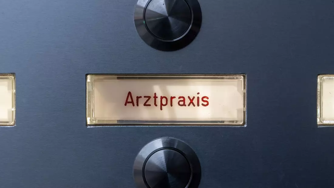 Hausarzt oder Facharzt? Das ist hier die Frage. (Archivbild) - Bild: Peter Kneffel/dpa