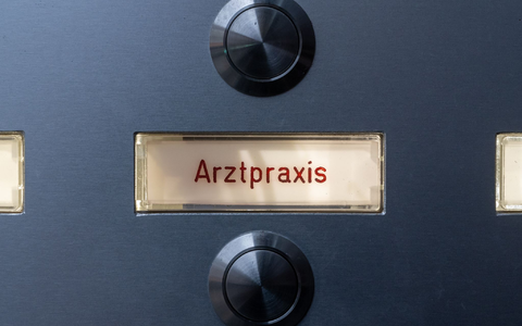 Hausarzt oder Facharzt? Das ist hier die Frage. (Archivbild) - Foto: Peter Kneffel/dpa