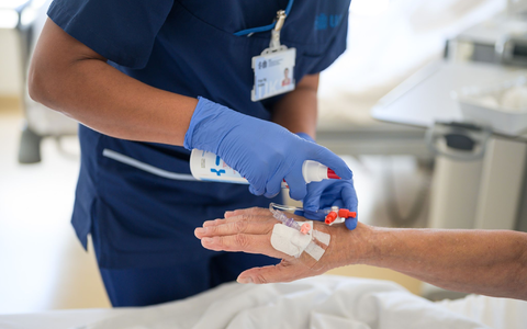 Auch ausländische Frauen arbeiten in Deutschland häufig in Engpassberufen. (Archivbild) - Foto: Oliver Dietze/dpa