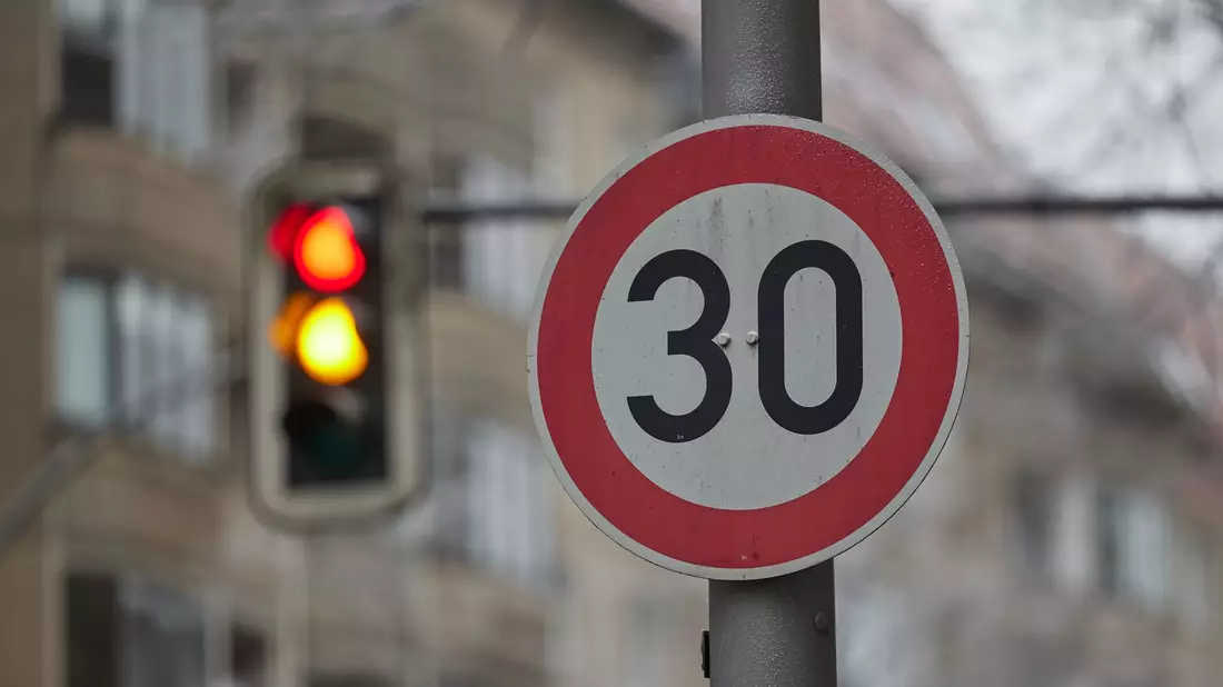 Eine neue Studie beleuchtet die Wirkung von Tempo-30-Zonen auf Straßen. (Symbolbild) - Bild: Jörg Carstensen/dpa