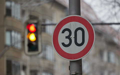 Eine neue Studie beleuchtet die Wirkung von Tempo-30-Zonen auf Straßen. (Symbolbild) - Foto: Jörg Carstensen/dpa