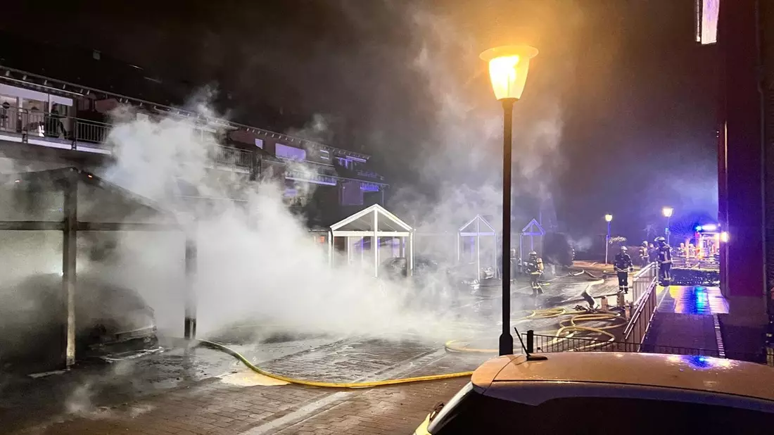 FW-WRN: Ausgedehnter Carportbrand in der Mozartstraße - Bild: presseportal.de