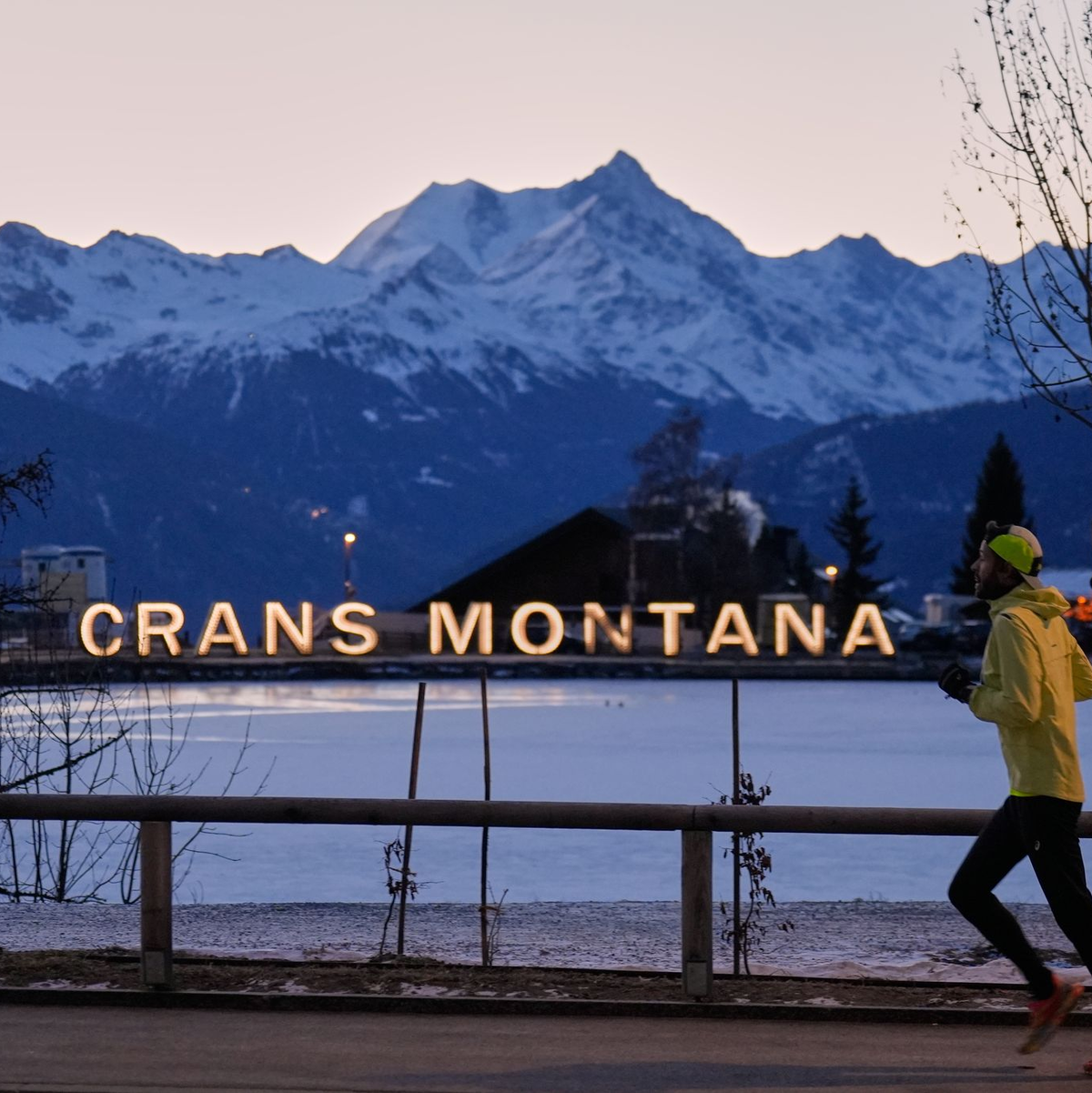 Ein Meer aus Kerzen, Blumen und Stofftieren erinnert an die Opfer. - Foto: Baz Ratner/AP/dpa