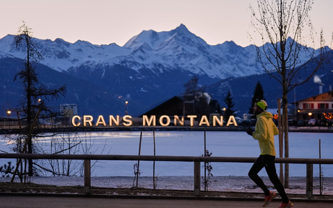 Ein Meer aus Kerzen, Blumen und Stofftieren erinnert an die Opfer. - Foto: Baz Ratner/AP/dpa