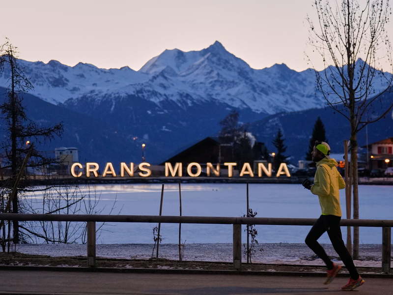 Ein Meer aus Kerzen, Blumen und Stofftieren erinnert an die Opfer. - Foto: Baz Ratner/AP/dpa