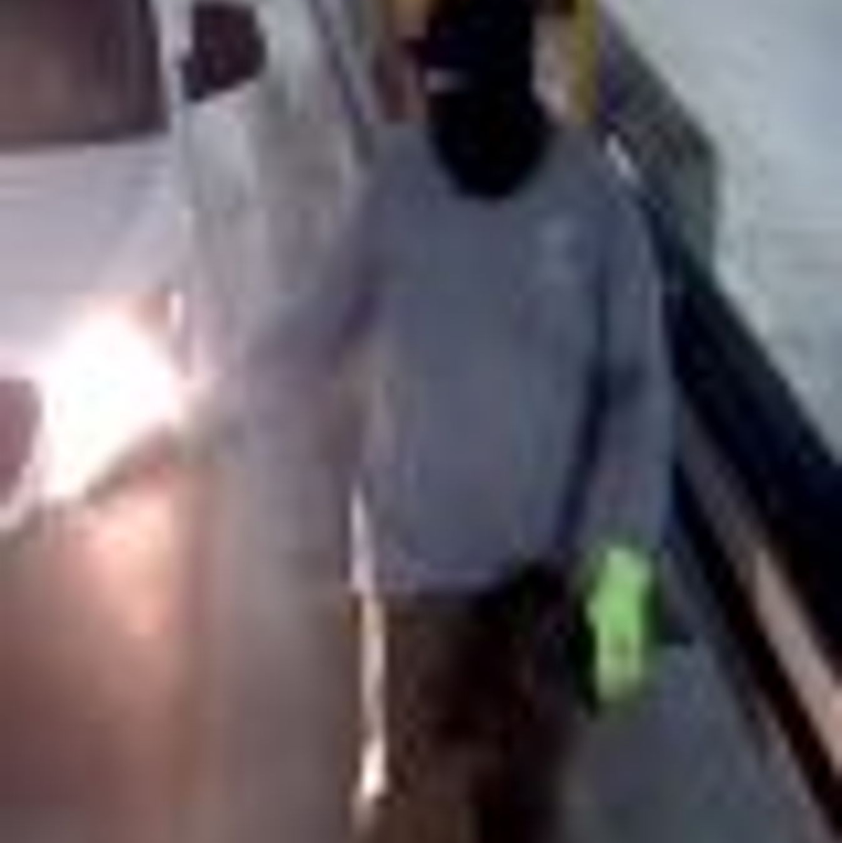 Einer der andere Täter trug rote Arbeitshandschuhe. (Archivbild) - Foto: -/Polizei NRW/dpa