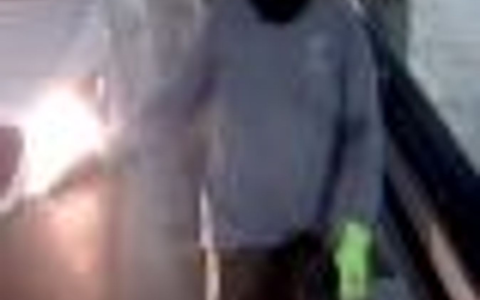 Einer der Maskierten trug grüne Handschuhe. - Foto: -/Polizei NRW/dpa