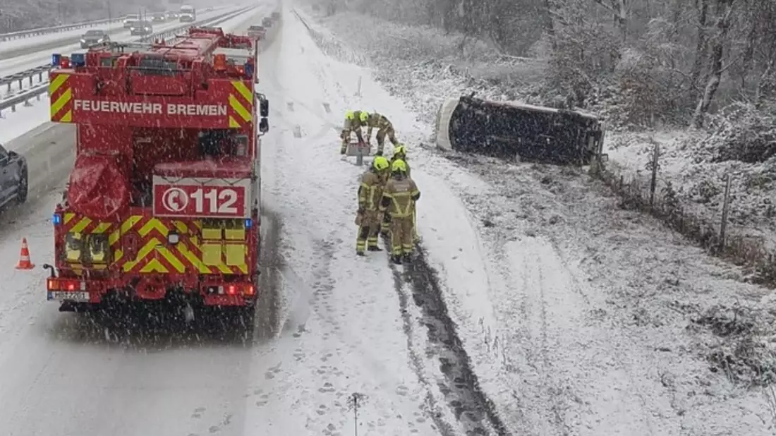 FW-HB: Glätteunfall - Feuerwehrfahrzeug kommt von der Fahrbahn ab - Bild: presseportal.de