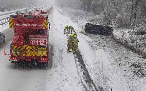 FW-HB: Glätteunfall - Feuerwehrfahrzeug kommt von der Fahrbahn ab - Foto: presseportal.de