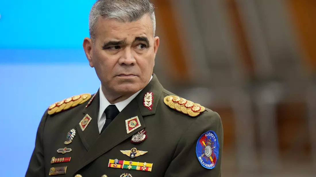 Der venezolanische Verteidigungsminister Vladimir Padrino Lopez kontrolliert auch Schlüsselbereiche der Wirtschaft und Verwaltung. (Archivbild) - Bild: Matias Delacroix/AP/dpa