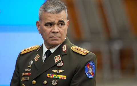 Der venezolanische Verteidigungsminister Vladimir Padrino Lopez kontrolliert auch Schlüsselbereiche der Wirtschaft und Verwaltung. (Archivbild) - Foto: Matias Delacroix/AP/dpa