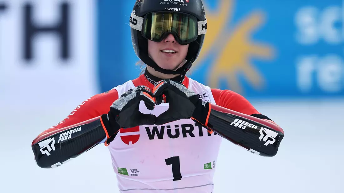 Camille Rast widmet ihren Sieg den Opfern der Feuerkatastrophe von Crans-Montana. - Bild: Marco Trovati/AP/dpa