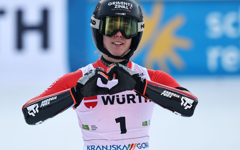 Camille Rast widmet ihren Sieg den Opfern der Feuerkatastrophe von Crans-Montana. - Foto: Marco Trovati/AP/dpa