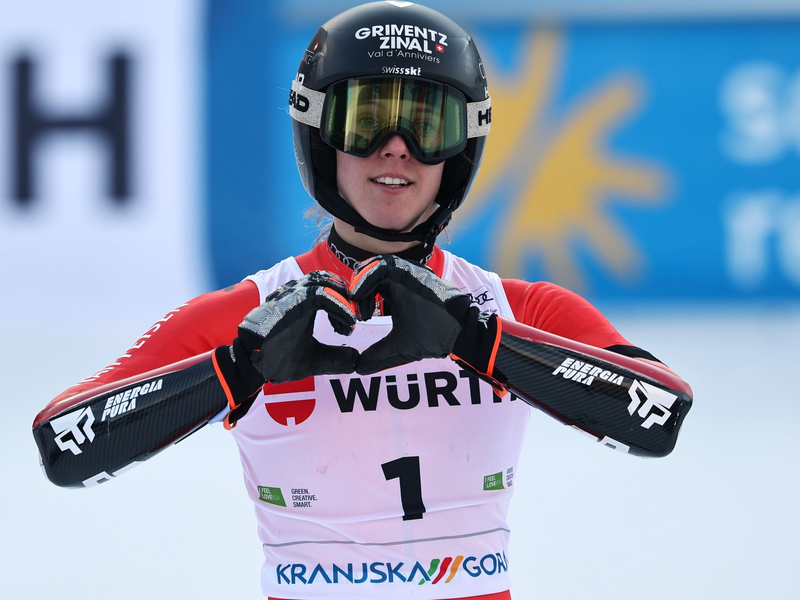 Camille Rast widmet ihren Sieg den Opfern der Feuerkatastrophe von Crans-Montana. - Foto: Marco Trovati/AP/dpa