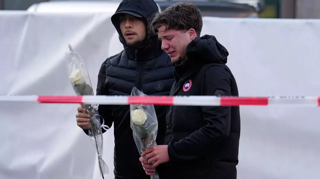 Die Bar war besonders bei Teenagern beliebt. Inzwischen wurden dort viele Kerzen aufgestellt und Blumen niedergelegt.  - Bild: Baz Ratner/AP/dpa
