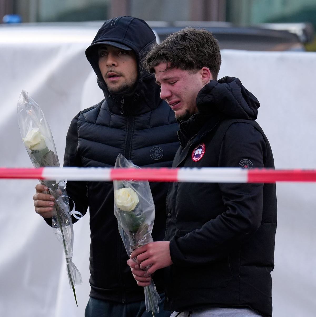 Kerzen, Blumen und Botschaften erinnern an die getöteten jungen Menschen. - Foto: Baz Ratner/AP/dpa