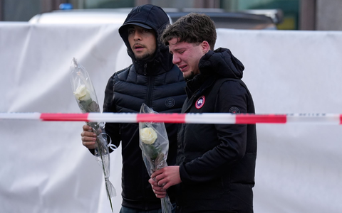 Die Bar war besonders bei Teenagern beliebt. Inzwischen wurden dort viele Kerzen aufgestellt und Blumen niedergelegt.  - Foto: Baz Ratner/AP/dpa