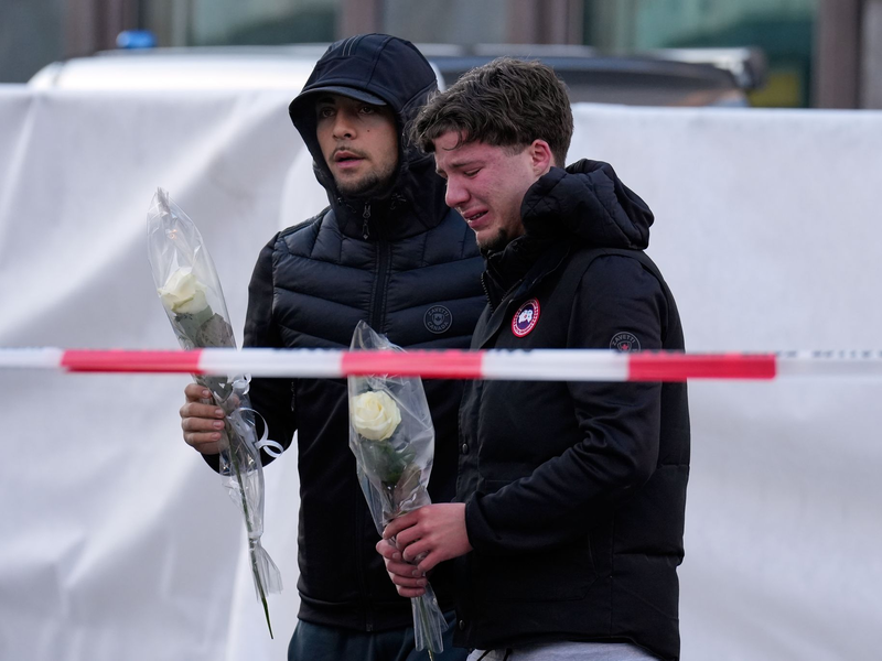 Die Bar war besonders bei Teenagern beliebt. Inzwischen wurden dort viele Kerzen aufgestellt und Blumen niedergelegt.  - Foto: Baz Ratner/AP/dpa