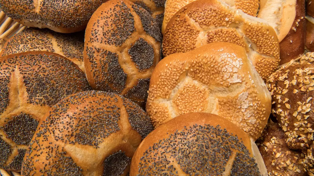 Nach dem Arbeitszeitgesetz dürfen Bäckereien bisher an Sonn- und Feiertagen bis zu drei Stunden Backwaren herstellen und liefern. (Symbolbild) - Bild: Peter Kneffel/dpa