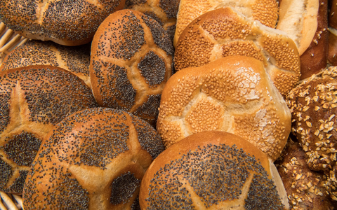 Nach dem Arbeitszeitgesetz dürfen Bäckereien bisher an Sonn- und Feiertagen bis zu drei Stunden Backwaren herstellen und liefern. (Symbolbild) - Foto: Peter Kneffel/dpa