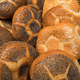 Nach dem Arbeitszeitgesetz dürfen Bäckereien bisher an Sonn- und Feiertagen bis zu drei Stunden Backwaren herstellen und liefern. (Symbolbild) - Foto: Peter Kneffel/dpa