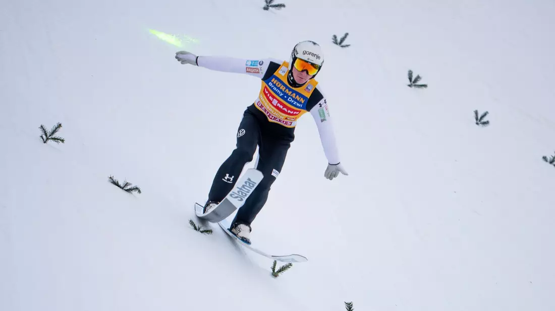Domen Prevc prägt die Vierschanzentournee. - Bild: Georg Hochmuth/APA/dpa