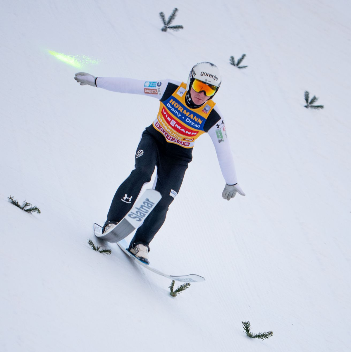 Domen Prevc prägt die Vierschanzentournee. - Foto: Georg Hochmuth/APA/dpa