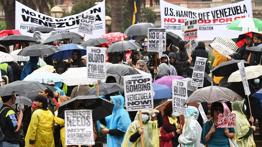 Demonstranten in den USA verurteilen den US-Angriff auf Venezuela.  - Bild: William Liang/AP/dpa