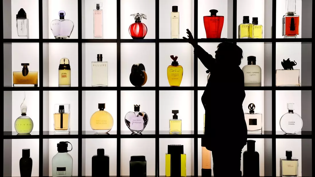 Parfum-Layering ist ein wachsender Trend in der Beauty-Szene. (Symbolbild) - Bild: Julian Stratenschulte/dpa