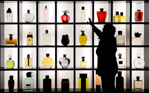 Parfum-Layering ist ein wachsender Trend in der Beauty-Szene. (Symbolbild) - Foto: Julian Stratenschulte/dpa