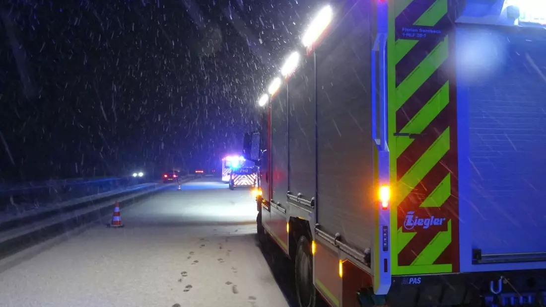FW Sonsbeck: Absicherung einer Einsatzstelle auf der A57 - Bild: presseportal.de