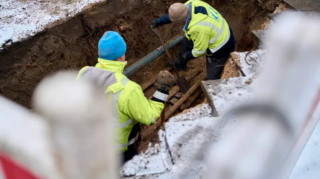 Mit Ersatzleitungen konnten einige Haushalte wieder ans Stromnetz angeschlossen werden, rund 35.000 müssen aber wohl bis Donnerstag Geduld haben.  - Bild: Michael Ukas/dpa