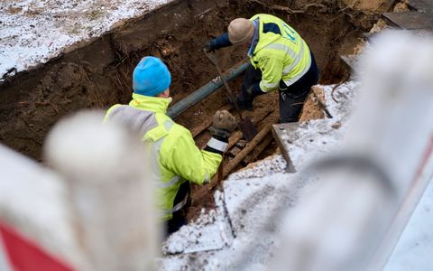 Mit Ersatzleitungen konnten einige Haushalte wieder ans Stromnetz angeschlossen werden, rund 35.000 müssen aber wohl bis Donnerstag Geduld haben.  - Foto: Michael Ukas/dpa