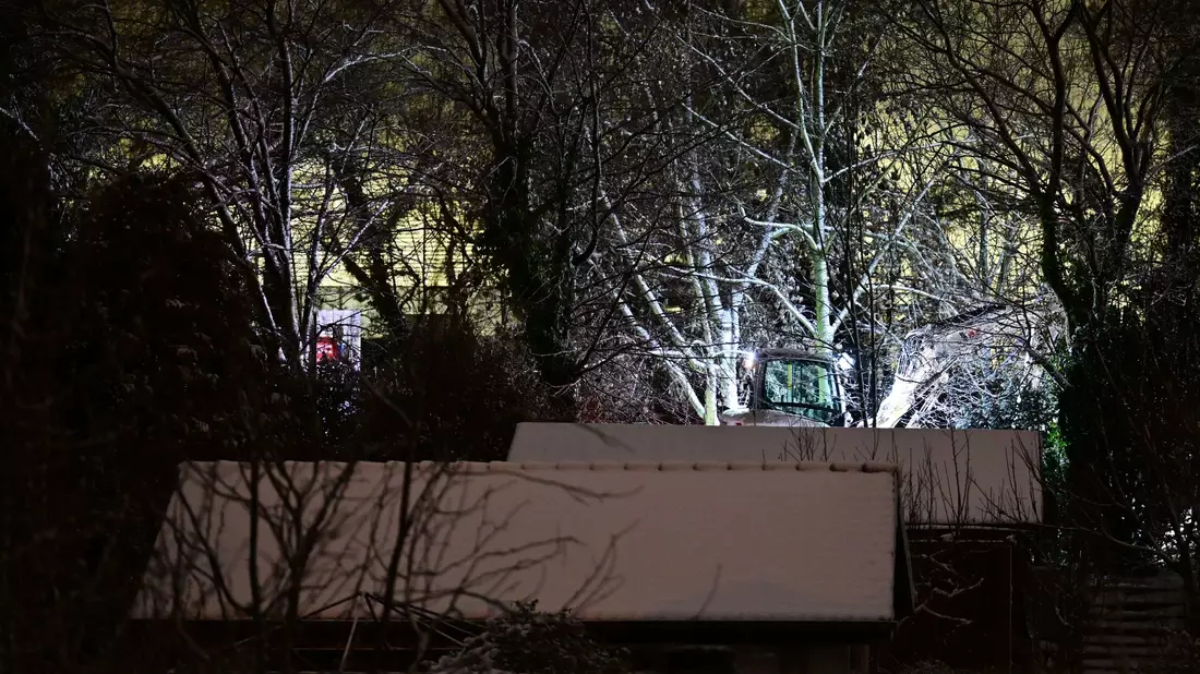 Der Brand an einer Kabelbrücke hat bei Tausenden Haushalten den Strom ausfallen lassen.  - Bild: Sebastian Christoph Gollnow/dpa