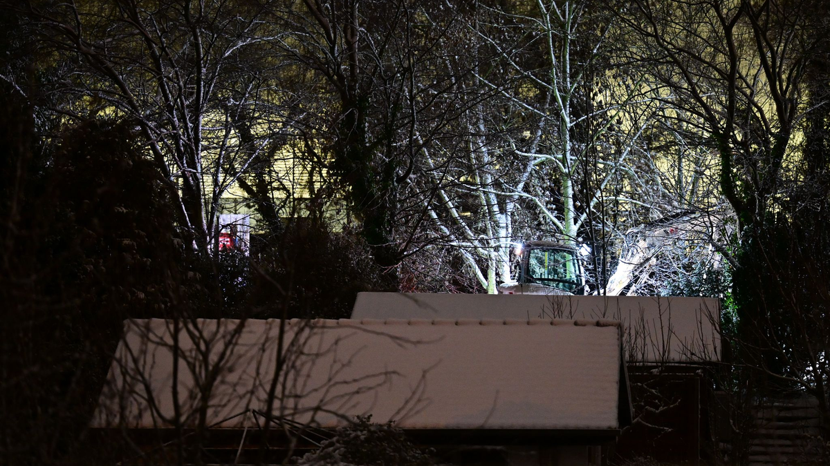Der Brand an einer Kabelbrücke hat bei Tausenden Haushalten den Strom ausfallen lassen.  - Foto: Sebastian Christoph Gollnow/dpa