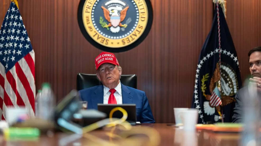 US-Präsident Donald Trump hat den Einsatz am Samstag nach eigenen Angaben live verfolgt. (Archivbild) - Bild: -/The White House via AP/dpa