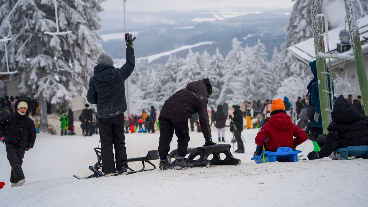 Wintersportler wie hier auf der Wasserkuppe in Hessen können sich freuen - es bleibt vorerst winterlich kalt in Deutschland. - Foto: Andreas Arnold/dpa
