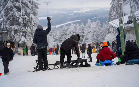 Wintersportler wie hier auf der Wasserkuppe in Hessen können sich freuen - es bleibt vorerst winterlich kalt in Deutschland. - Foto: Andreas Arnold/dpa
