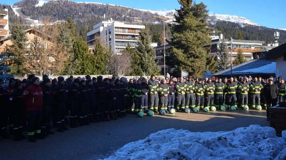 Bei einem Schweigemarsch in Crans-Montana wird an die jungen Opfer der Katastrophe erinnert. - Bild: Antonio Calanni/AP/dpa